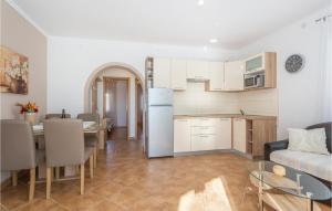 Kuchyňa alebo kuchynka v ubytovaní Cozy Apartment In Krk With Wifi