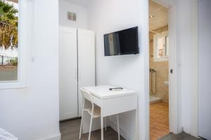 Mallorca Rooms Can Pastilla的电视和/或娱乐中心