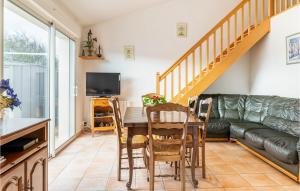 ラ・フォット・シュル・メールにあるBeautiful Home In La Faute Sur Merのテーブルとソファのあるリビングルーム