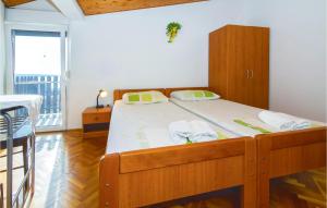 Postel nebo postele na pokoji v ubytování Beautiful Apartment In Podstrana