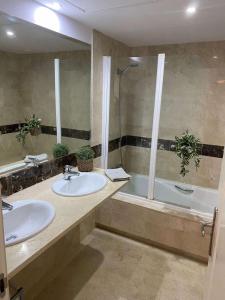 Ένα μπάνιο στο 2 bedroom apartment Sitio de Calahonda, Mijas, 4 pools!