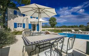 Πισίνα στο ή κοντά στο Villa Lenka