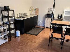 Habitación con encimera, mesa y sillas en Tranquil Farm Annex - By Traum Ferienwohnungen, en Saeby 26 fotos más