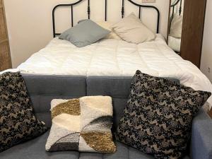 una cama con dos almohadas encima en Tranquil Farm Annex - By Traum Ferienwohnungen, en Saeby