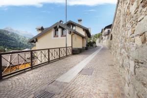una calle adoquinada junto a un edificio en Stella House, en Ponte di Legno