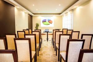 a row of chairs in a room with a table at Alwa Hotel Boutique Standard in Arequipa