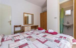 Postel nebo postele na pokoji v ubytování Cozy Apartment In Lovrecica With Wifi