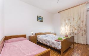 Postel nebo postele na pokoji v ubytování Cozy Apartment In Lovrecica With Wifi