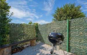 grill węgla drzewnego siedzący obok płotu w obiekcie Casa Ivana w mieście Karojba