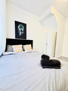 Uma cama ou camas num quarto em Beautiful 4BR Apt for up to 12P 10 Min to FAC Platz
