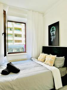 um quarto com uma grande cama branca com janela em Beautiful 4BR Apt for up to 12P 10 Min to FAC Platz em Viena mais 26 fotografias