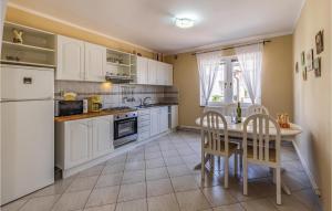 Kuchyň nebo kuchyňský kout v ubytování Nice Apartment In Pula With Wifi