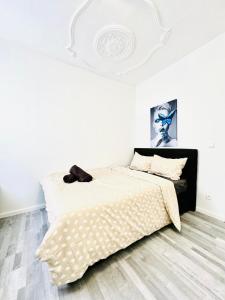 Uma cama ou camas num quarto em Beautiful 4BR Apt for up to 12P 10 Min to FAC Platz