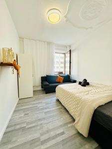 um quarto com uma cama e um sofá em Beautiful 4BR Apt for up to 12P 10 Min to FAC Platz em Viena