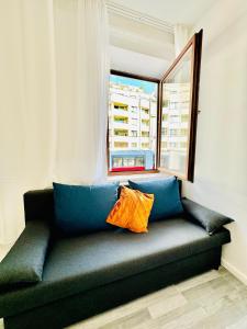 Uma área de estar em Beautiful 4BR Apt for up to 12P 10 Min to FAC Platz