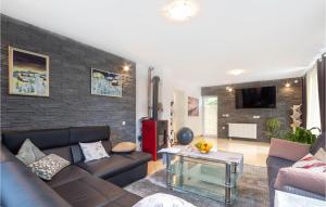 een woonkamer met een bank en een tafel bij Cozy Home In Kamenmost With Sauna in Kamenmost