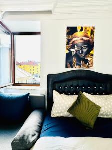 Uma área de estar em Beautiful 4BR Apt for up to 12P 10 Min to FAC Platz