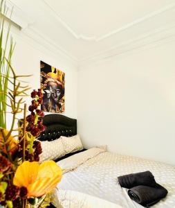 Uma cama ou camas num quarto em Beautiful 4BR Apt for up to 12P 10 Min to FAC Platz