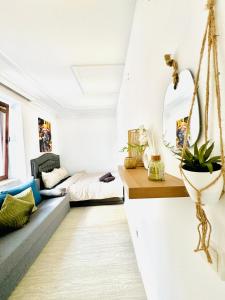 uma sala de estar com uma cama e um espelho em Beautiful 4BR Apt for up to 12P 10 Min to FAC Platz em Viena