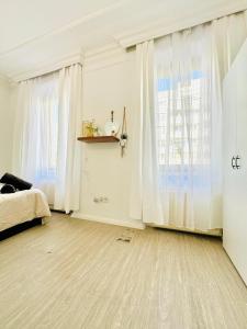 Uma cama ou camas num quarto em Beautiful 4BR Apt for up to 12P 10 Min to FAC Platz