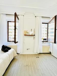 Uma cama ou camas num quarto em Beautiful 4BR Apt for up to 12P 10 Min to FAC Platz