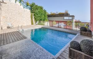 Πισίνα στο ή κοντά στο 2 Bedroom Cozy Apartment In La Turbie
