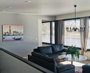 a living room with a couch and a table at Villa Venetsia tilava huvila in Lapua