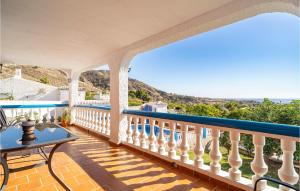 un balcón con vista al mar en Cozy Home In Frigiliana With Wifi, en Frigiliana 10 fotos más