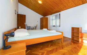 Postel nebo postele na pokoji v ubytování Beautiful Apartment In Podstrana