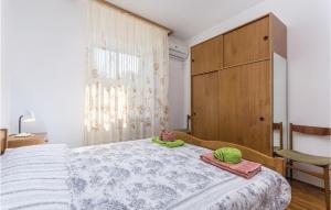 Postel nebo postele na pokoji v ubytování Cozy Apartment In Lovrecica With Wifi