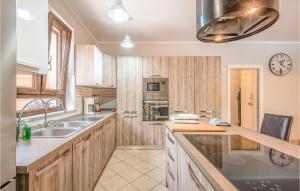 Kuchyň nebo kuchyňský kout v ubytování Beautiful Home In Castiglion Fiorentino