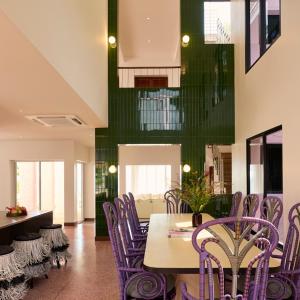 Posezení v ubytování Mahi-Mahi Beachfront Villa by Yudee Assets