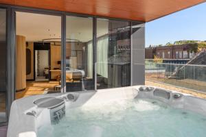 jacuzzi w środku domu w obiekcie Art Hotel Szeged w Segedynie