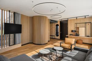 salon z kanapą i telewizorem w obiekcie Art Hotel Szeged w Segedynie +37 zdjęć