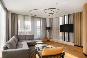 Televízia a/alebo spoločenská miestnosť v ubytovaní Art Hotel Szeged