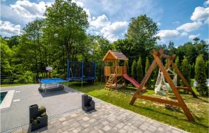 einen Spielplatz mit einem Spielset und einer Schaukel in der Unterkunft Lovely Home In Novo Zvecevo With Sauna in Novo Zvecevo + 29 Fotos