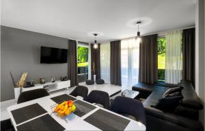 ein Wohnzimmer mit Tisch und Couch in der Unterkunft Lovely Home In Novo Zvecevo With Sauna in Novo Zvecevo