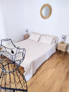 een slaapkamer met een wit bed en een spiegel bij VM Ravenna Luxury Apartment in Ravenna