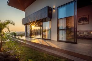 una casa con vista sull'oceano di Villa Lovina Hill Paradise 2 - Unwind in luxury, where LOVE meets paradise! a Temukus