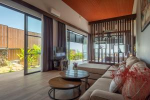 un soggiorno con un divano e un tavolo di Villa Lovina Hill Paradise 2 - Unwind in luxury, where LOVE meets paradise! a Temukus