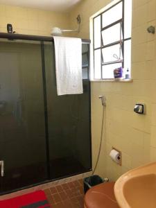 a bathroom with a glass shower with a sink at Lindo apartamento na lagoa de Iguaba in Iguaba Grande