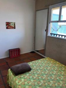 a bedroom with a bed with a pillow on it at Lindo apartamento na lagoa de Iguaba in Iguaba Grande +38 photos