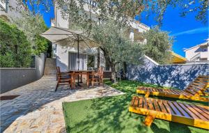 Κήπος έξω από το Gorgeous Home In Zecevo Rogoznicko +42 φωτογραφίες