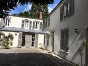 an empty alley in front of a white house at Maison de L'Octroi in Chartres +6 photos