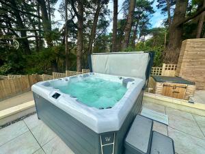 Fotografie z fotogalerie ubytování 5 Bed House - Pool - Hot Tub - Sauna - Pool Table - Near New Forest and Beach - Sleeps 12 v destinaci Ringwood