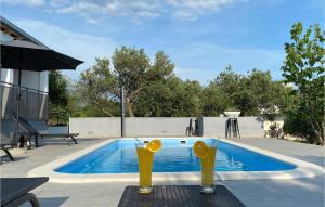 Bazén v ubytování Three-Bedroom Holiday Home In Kastel Stari nebo v jeho okolí + 13 fotografií