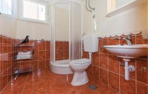 Kúpeľňa v ubytovaní Two-Bedroom Apartment In Vodice