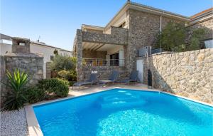 Bazén v ubytovaní Pet Friendly Home In Krk alebo v jeho blízkosti