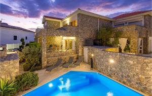 Bazén v ubytovaní Pet Friendly Home In Krk alebo v jeho blízkosti
