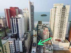 a green arrow on a city with tall buildings at Casa a 100 metros da praia de Balneário Camboriú in Balneário Camboriú